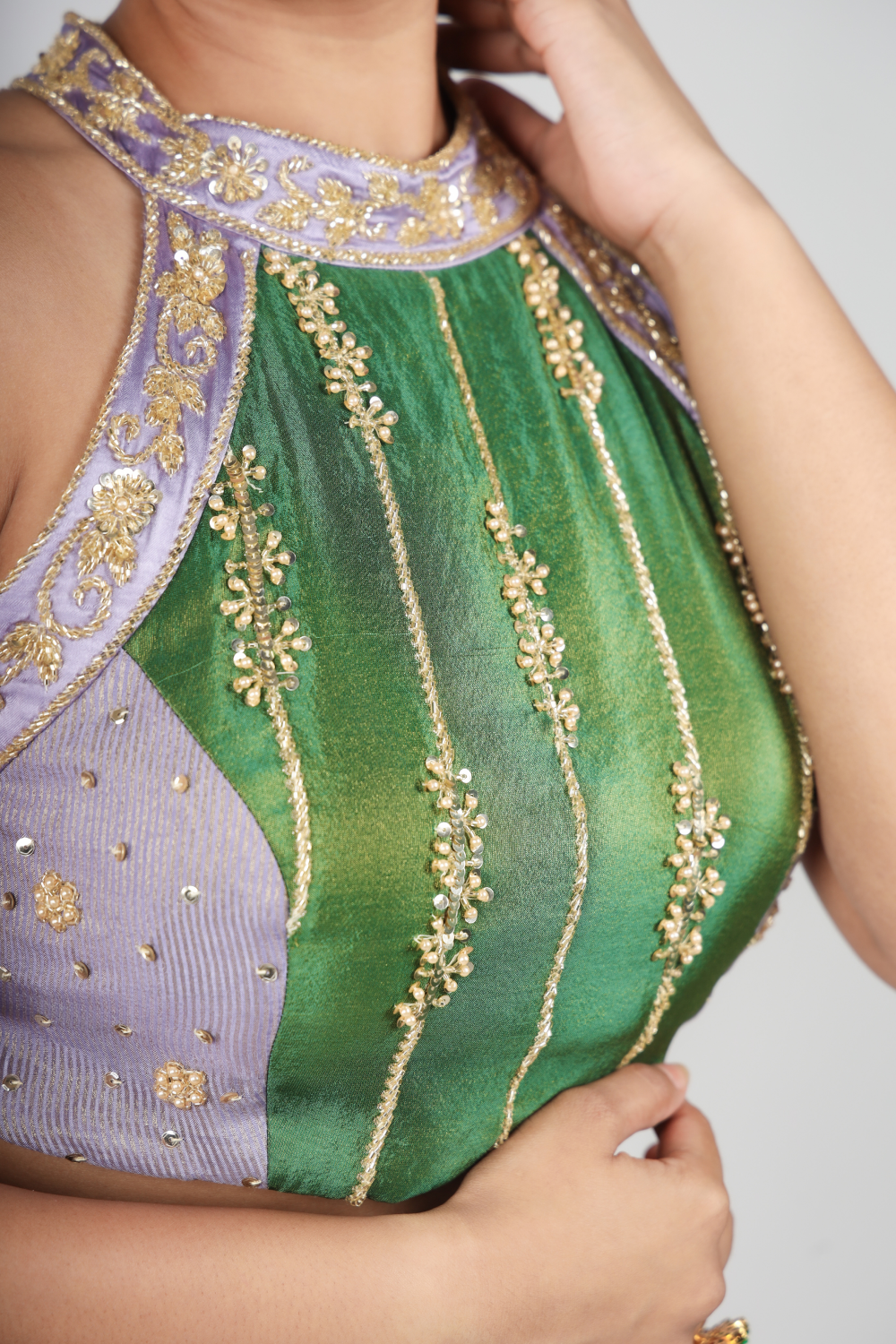 Meadow Muse – A harmony of lilac and emerald glow